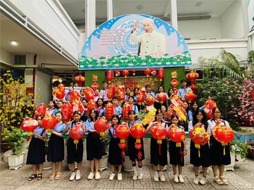 Hội thi trang trí lồng đèn mừng Đảng mừng Xuân 2024 của các em học sinh